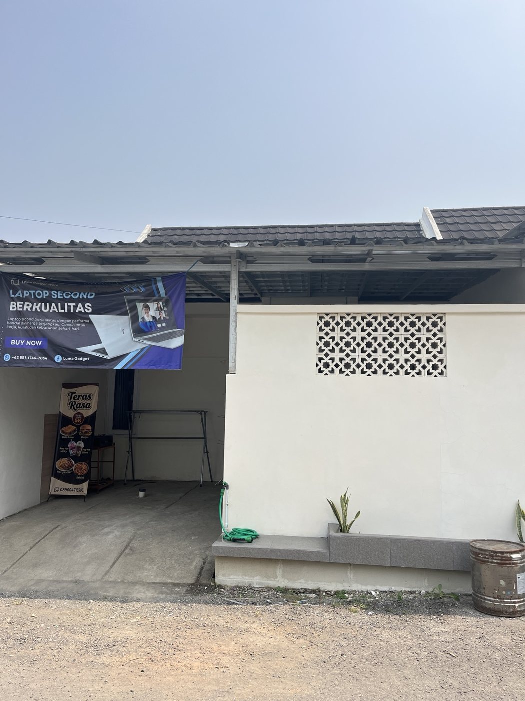 Tampak depan rumah pribadi di Felicia Gardenia dengan kanopi dan roster